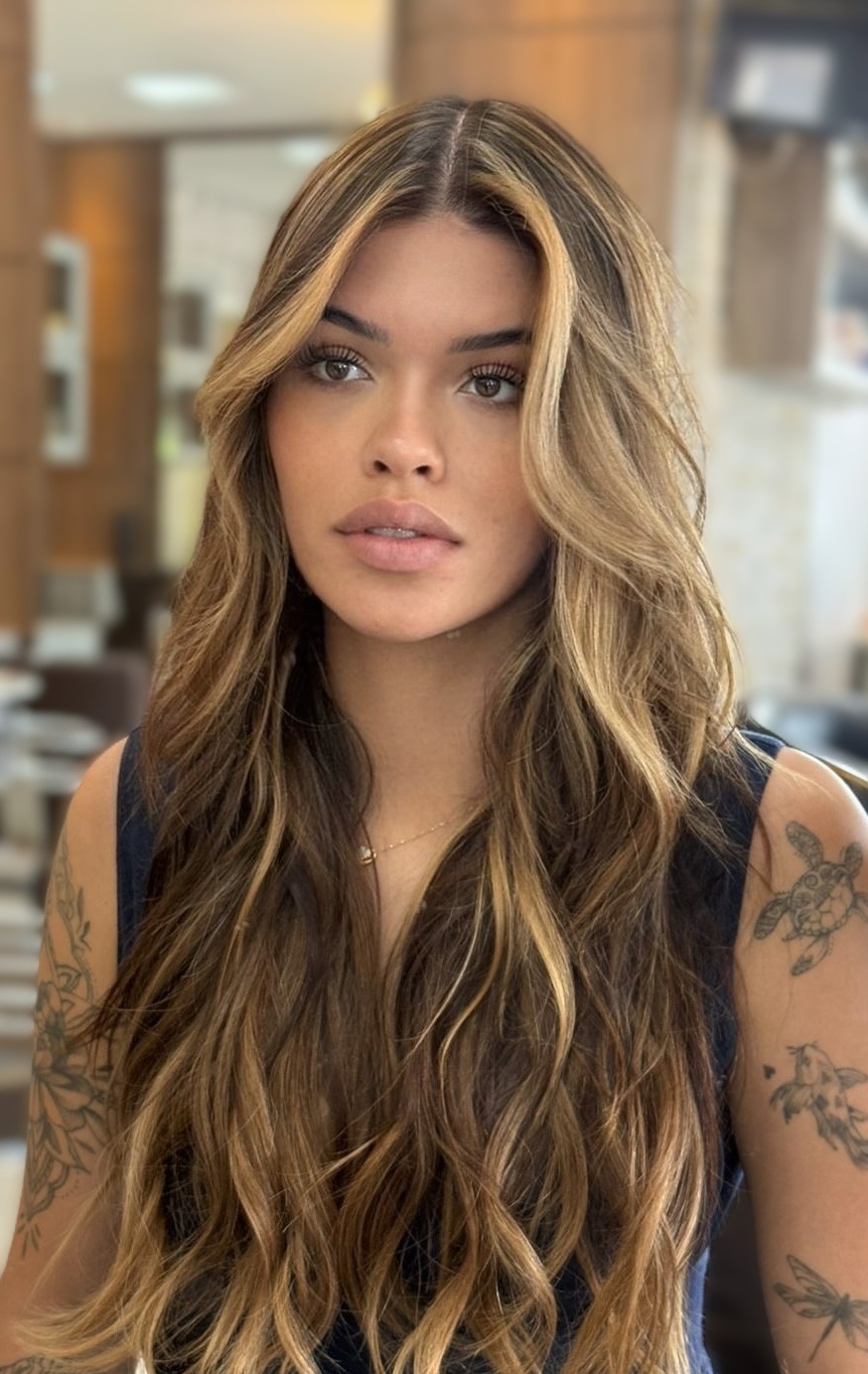 Cabelo loiro iluminado com movimento, resultado de coloração da Evoluill