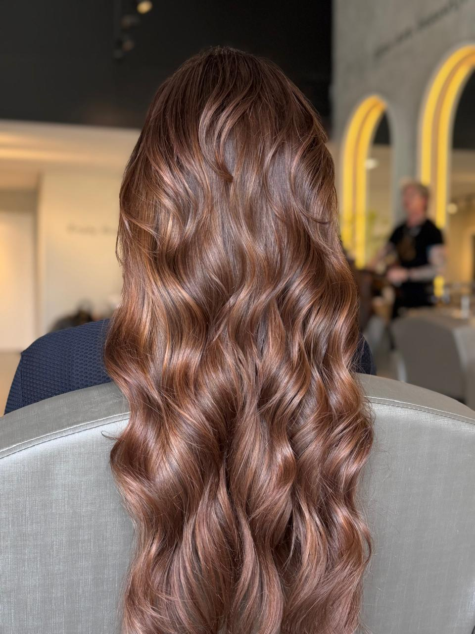 Cabelo com mechas iluminadas e movimento natural