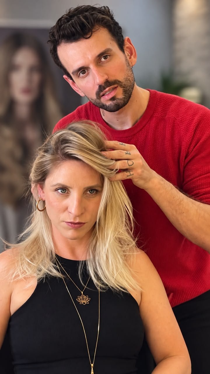Profissional da Evoluill aplicando coloração com cuidado e precisão